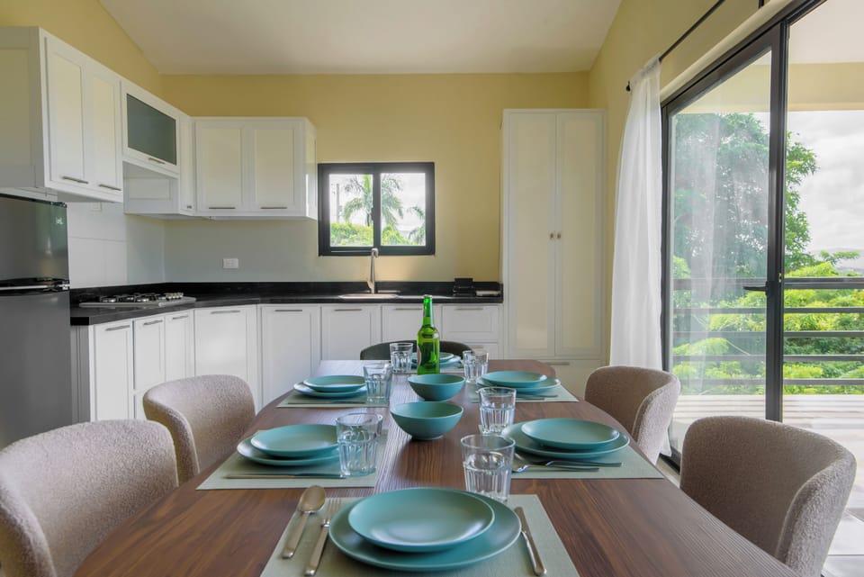 Deluxe Condo, Balcony, Sea View | In-room dining
