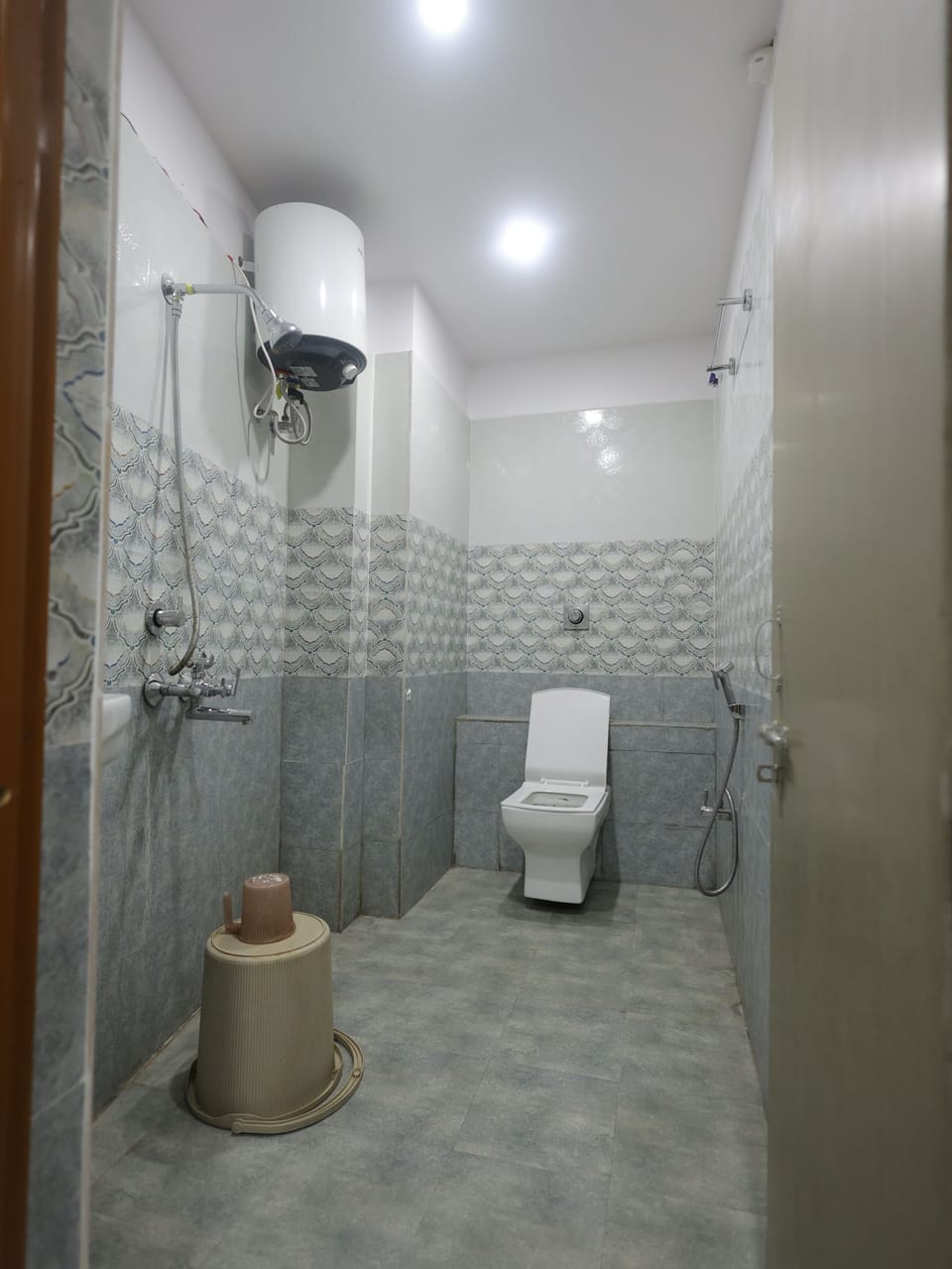 Luxury Suite | Bathroom | Shower, rainfall showerhead, free toiletries, hair dryer