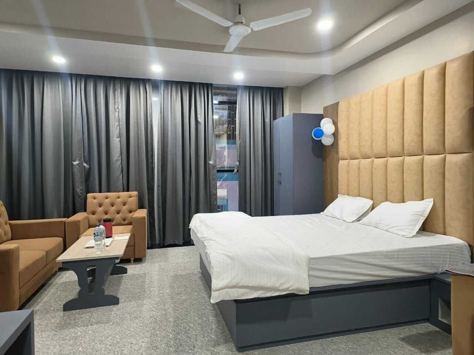 Luxury Suite | Desk, laptop workspace, soundproofing, WiFi (free)