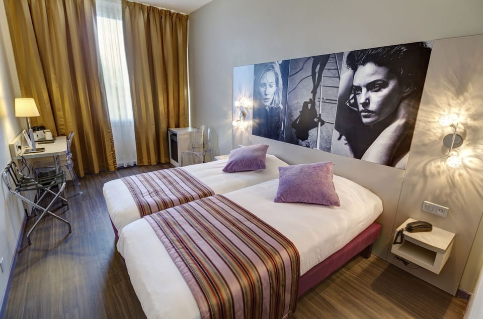 Twin Room | In-room safe, individually decorated, individually furnished