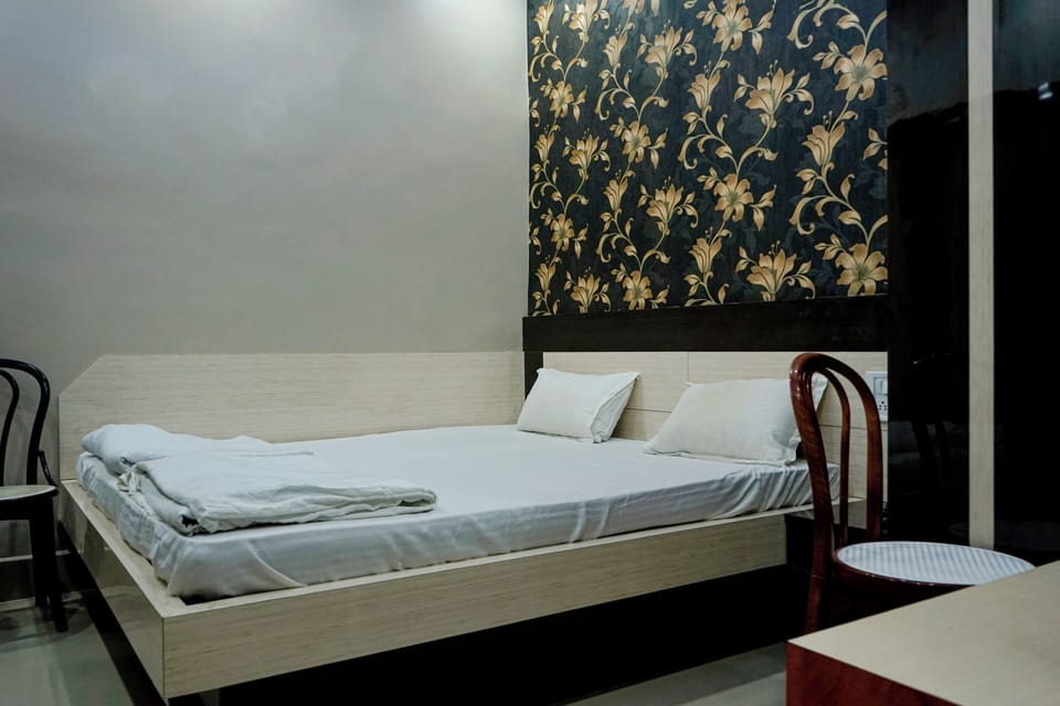 Basic Double Room | Desk, laptop workspace, WiFi (free)