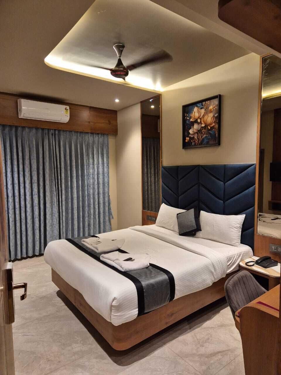 Premium Room | Desk, laptop workspace, bed sheets