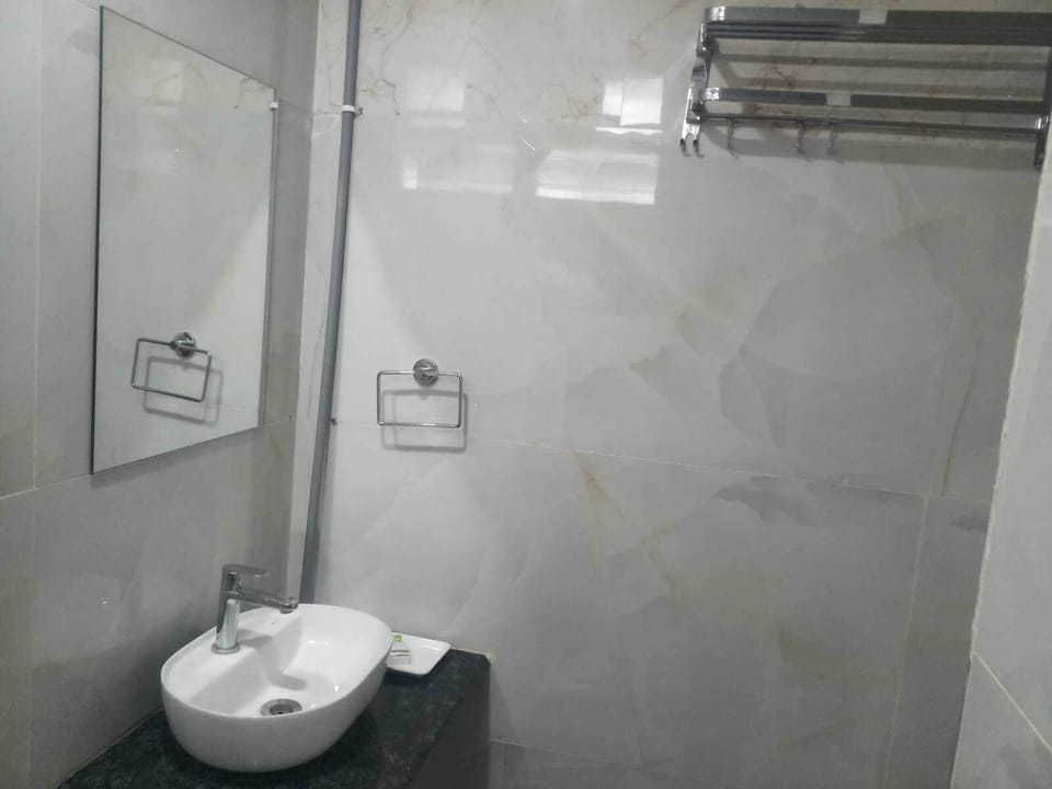 Deluxe Double Room | Bathroom | Shower, free toiletries, towels, soap