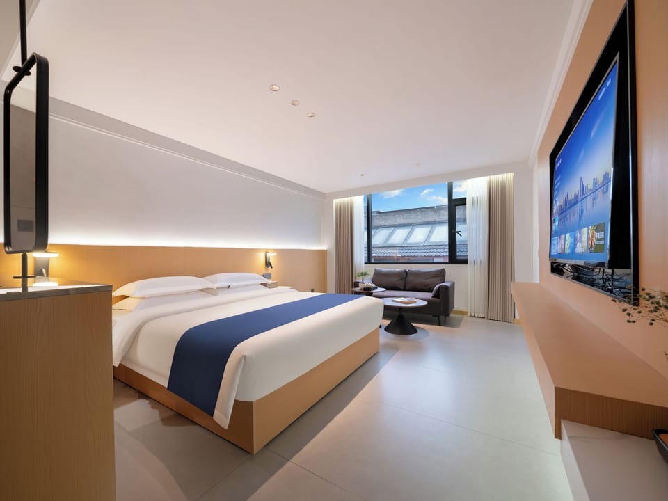 Elite Room | Premium bedding, memory foam beds, desk, laptop workspace