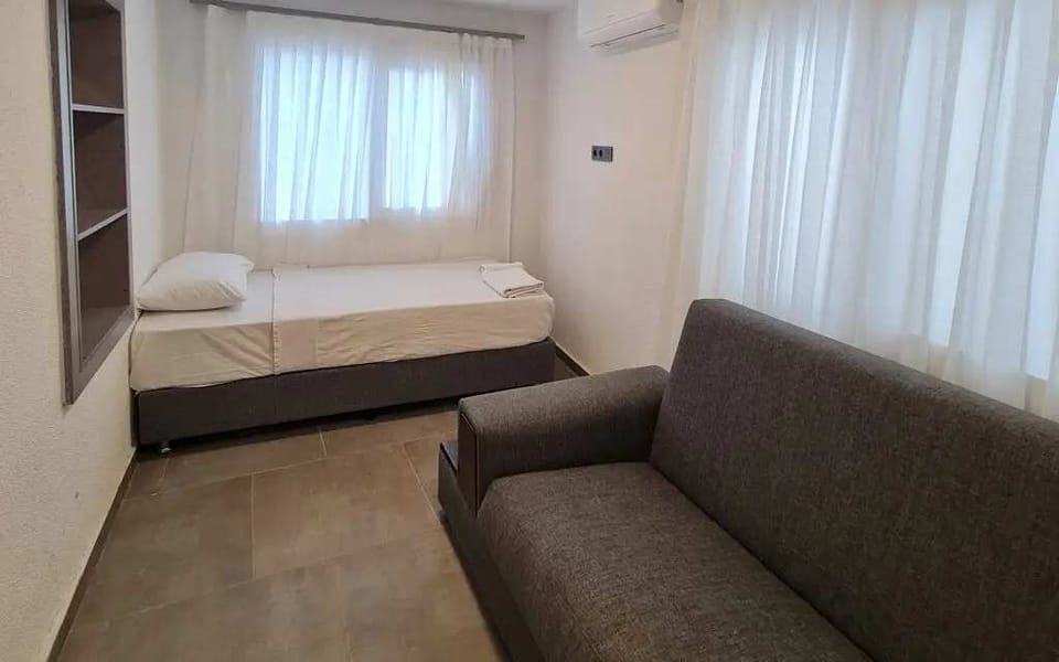 Basic Quadruple Room | Blackout drapes, soundproofing, iron/ironing board, free WiFi