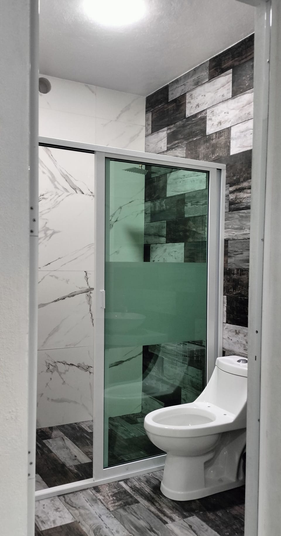 Family Room | Bathroom | Shower, towels, soap, shampoo