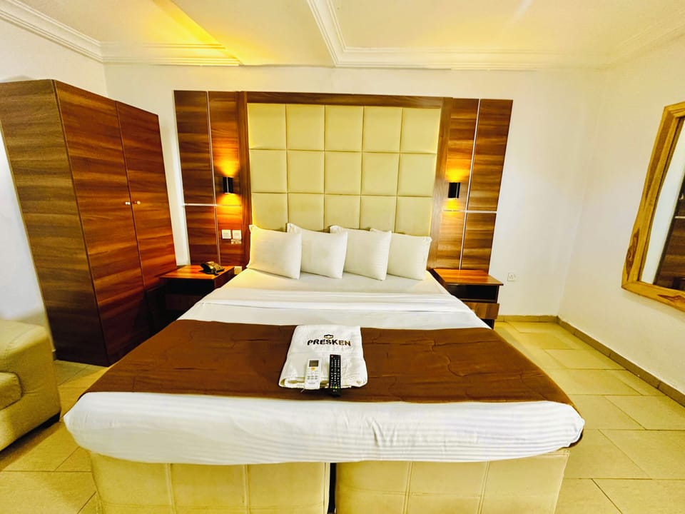 Classic Room | In-room safe, desk, WiFi (free), bed sheets