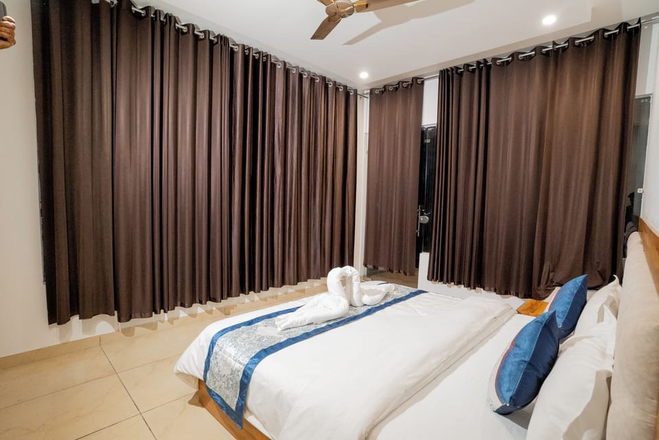 Premium Room | Desk, laptop workspace, soundproofing, iron/ironing board