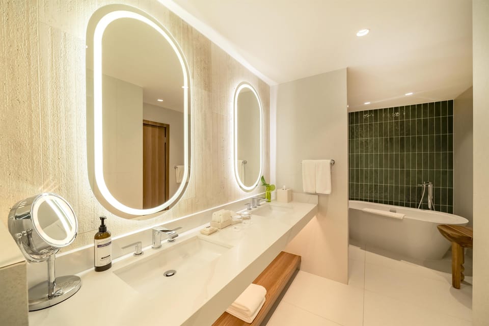 Deluxe Suite, 1 Bedroom (King) | Bathroom | Shower, rainfall showerhead, hair dryer, slippers