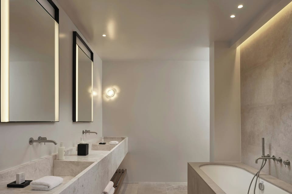 Executive Guest room, 2 Twin, Sea view, Balcony | Bathroom | Eco-friendly toiletries, hair dryer, bathrobes, slippers