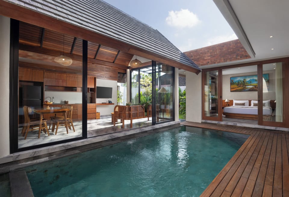 Indoor/outdoor pool