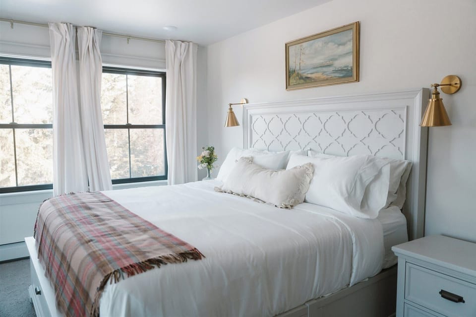 Room, 1 King Bed, Ensuite | Egyptian cotton sheets, premium bedding, individually decorated