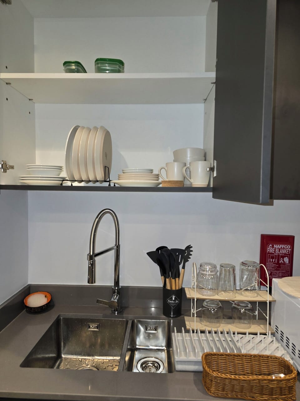 Stovetop, electric kettle, cookware/dishes/utensils