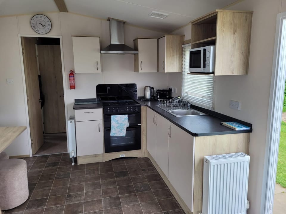 Chalet | Private kitchen | Fridge, microwave, oven, stovetop
