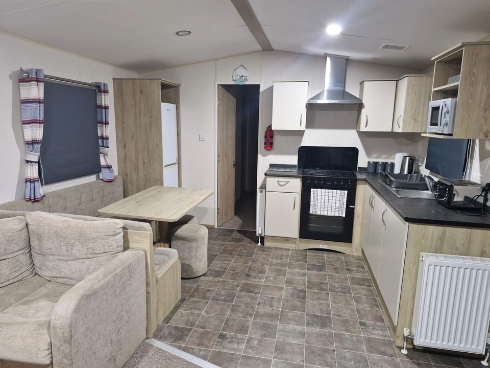 Chalet | Private kitchen | Fridge, microwave, oven, stovetop