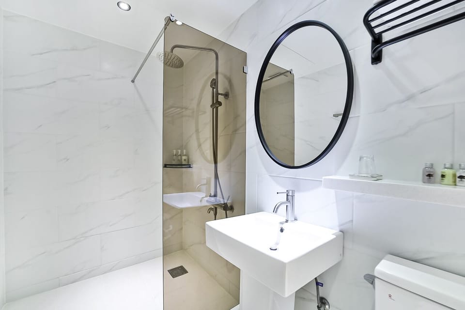 VIP 2PC | Bathroom | Free toiletries, hair dryer, bathrobes, towels