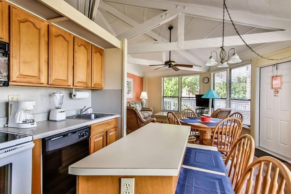 Deluxe Villa | Private kitchen | Full-size fridge, microwave, oven, stovetop