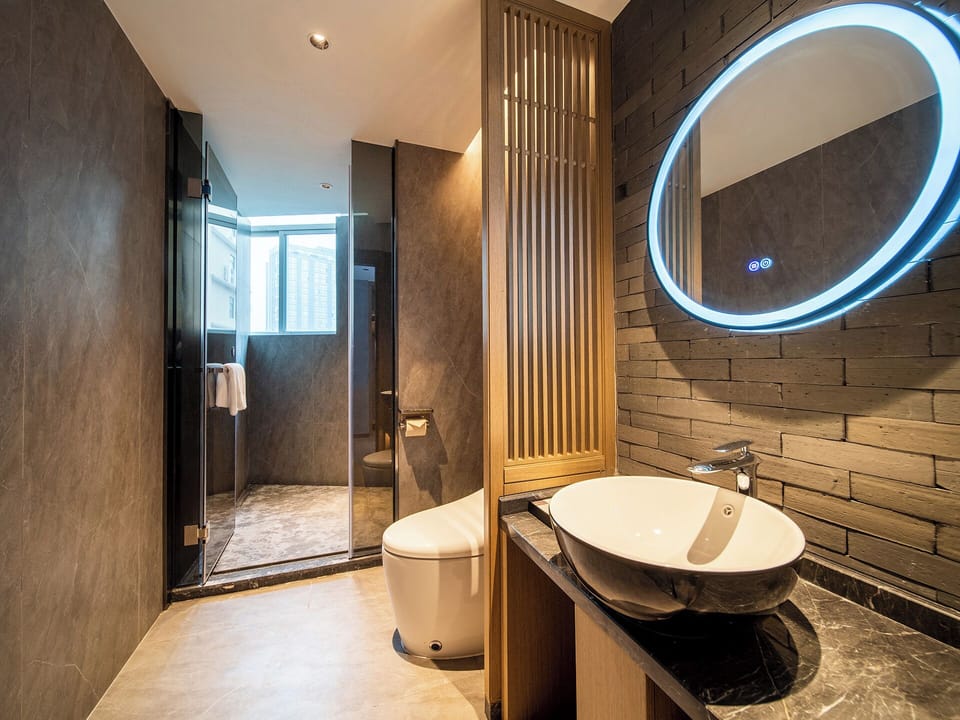 Superior Double Room, Garden View | Bathroom | Shower, rainfall showerhead, free toiletries, hair dryer
