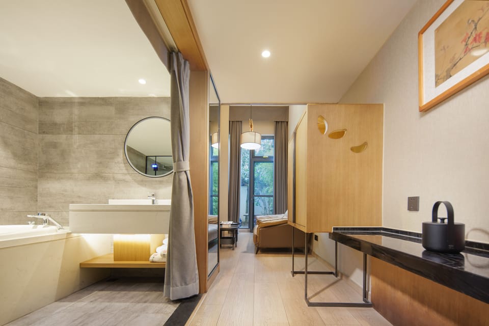 Premier Suite, Balcony, Courtyard View | Blackout drapes, soundproofing, WiFi (free)
