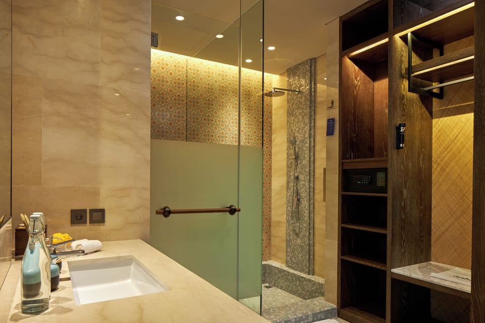 Deluxe Room, 2 Twin Beds | Bathroom shower
