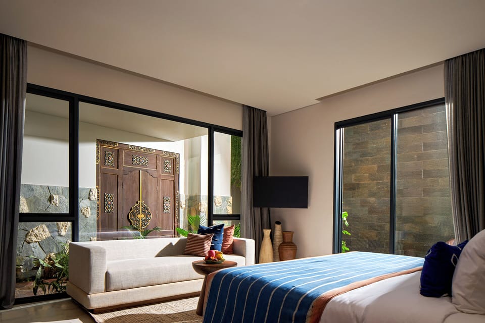 Deluxe Room, 1 King Bed | In-room safe, desk, laptop workspace, blackout drapes