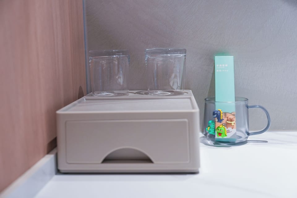 Family Twin Room | Bathroom | Shower, hair dryer, towels, shampoo