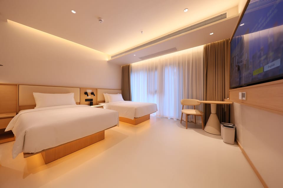 Design Twin Room | Blackout drapes, soundproofing, iron/ironing board, free WiFi