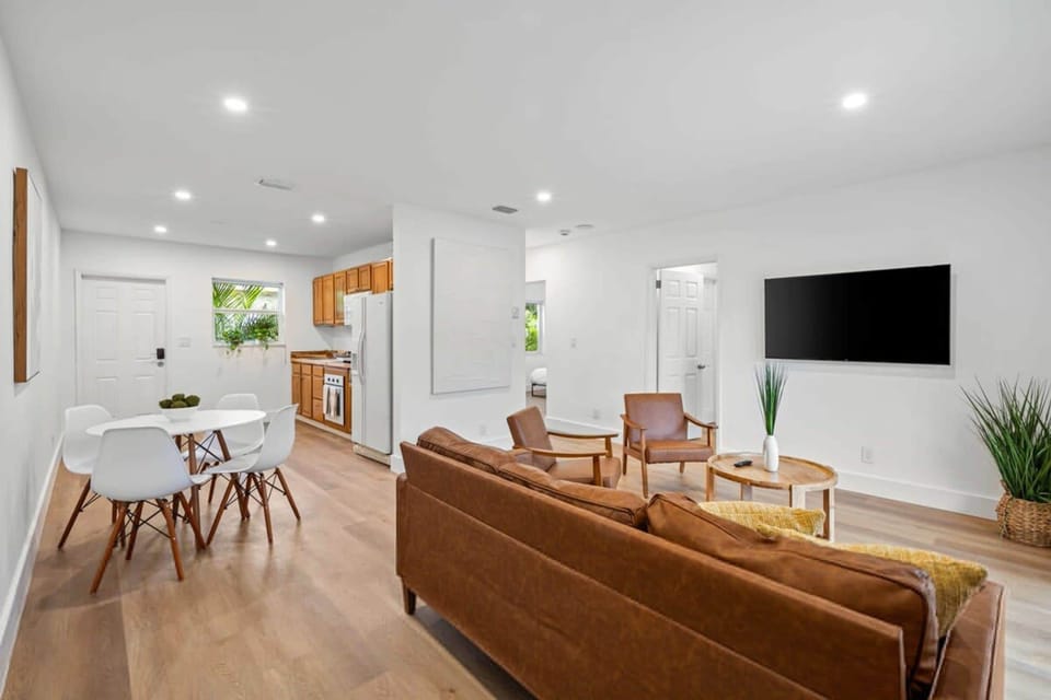 House | 2 bedrooms, desk