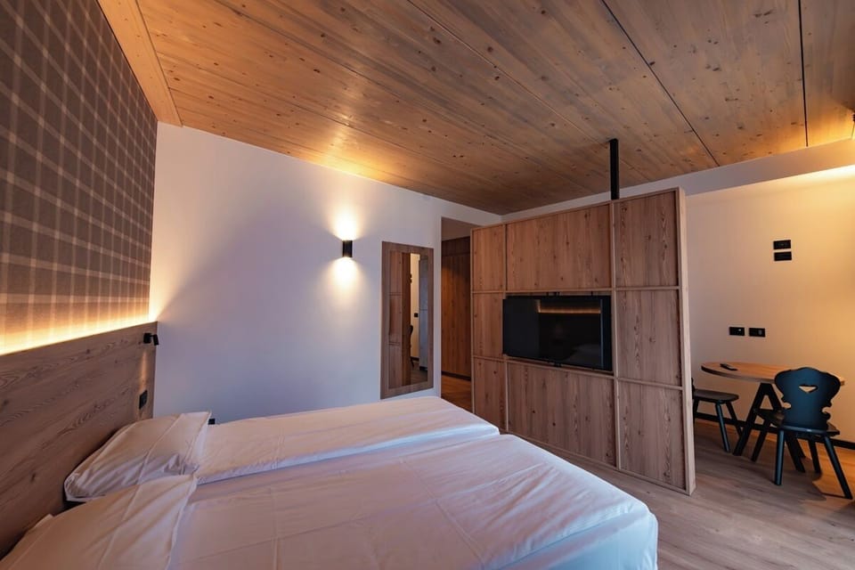 Deluxe Studio, Kitchenette, Mountain View | Hypo-allergenic bedding, down comforters, in-room safe, desk