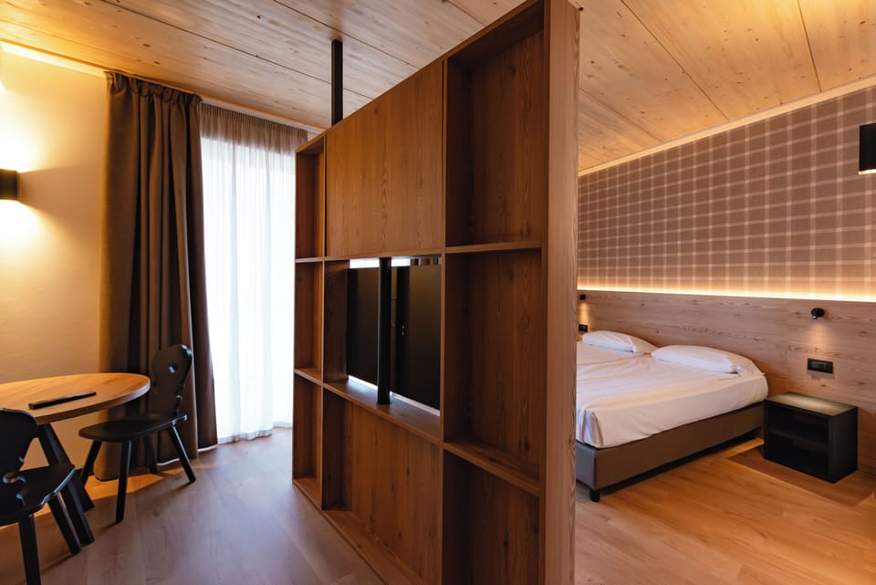 Deluxe Studio, Kitchenette, Mountain View | Hypo-allergenic bedding, down comforters, in-room safe, desk