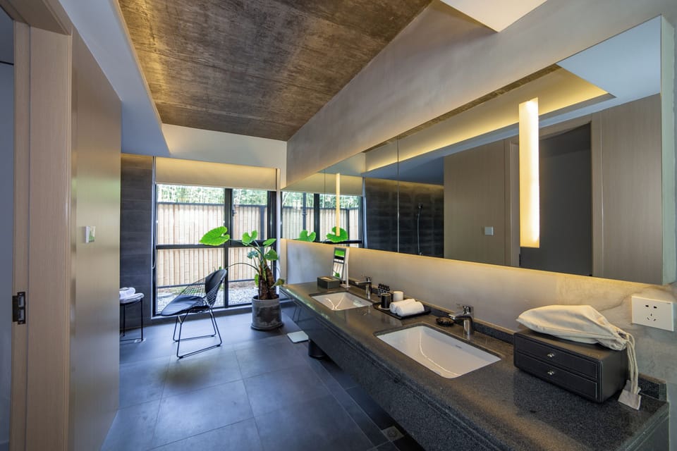 Superior Studio Suite, 1 King Bed, Garden View | Premium bedding, down comforters, minibar, in-room safe