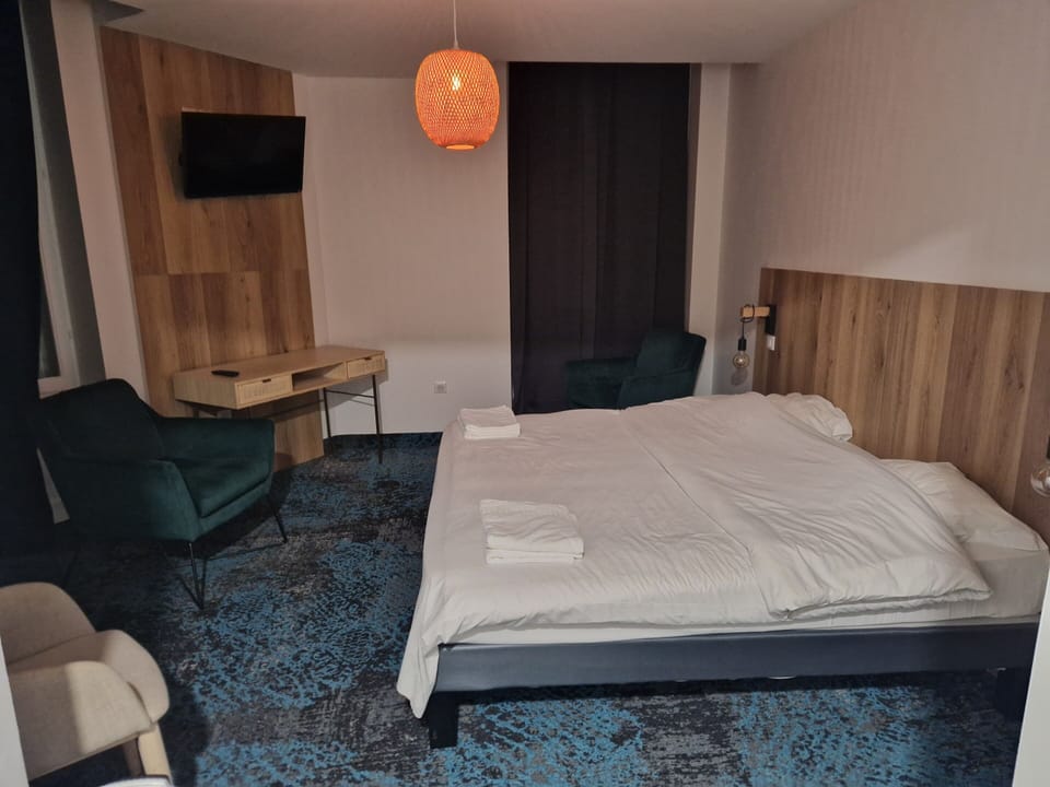 Classic Triple Room, Private Bathroom | Soundproofing, free WiFi