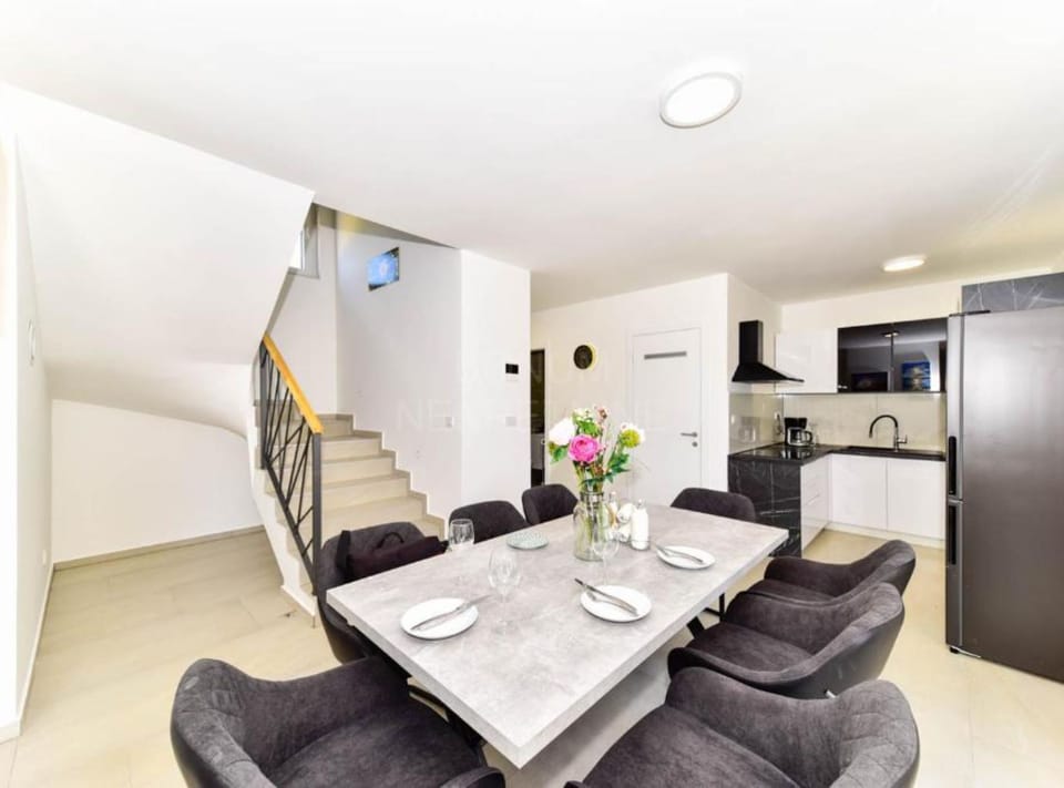 Villa (Four Bedroom Villa with Pool) | Dining room