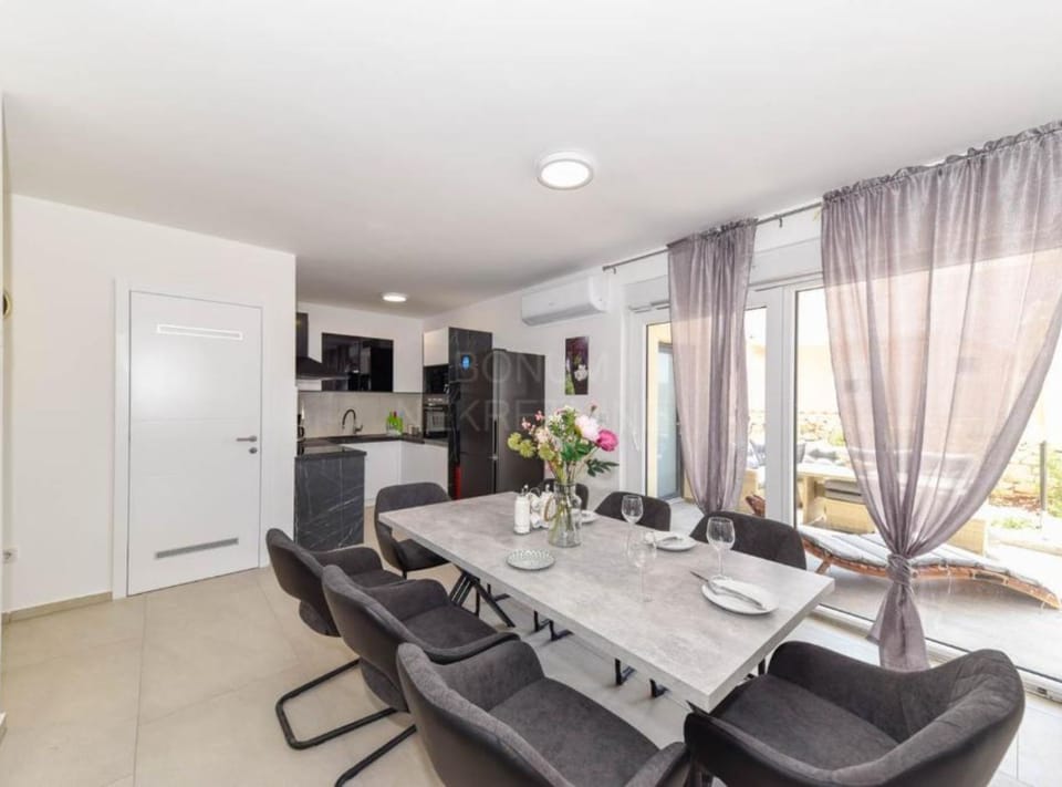 Villa (Four Bedroom Villa with Pool) | Dining room