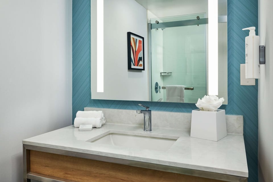 Combined shower/tub, designer toiletries, hair dryer, towels