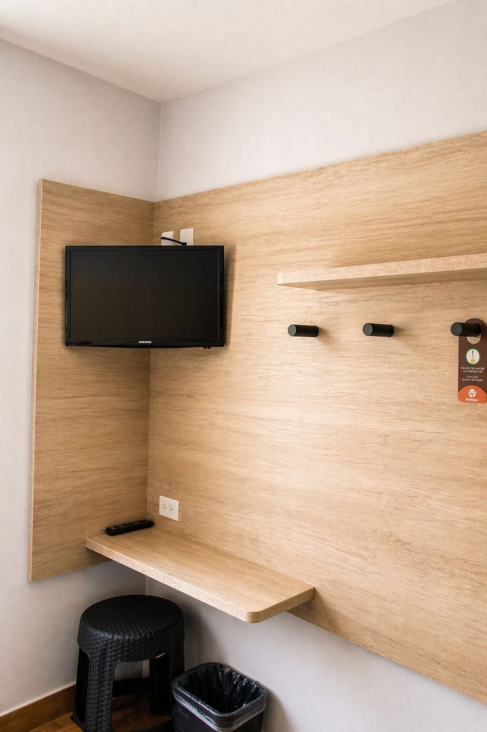 Basic Room, 1 Double Bed | Laptop workspace, WiFi (free), bed sheets