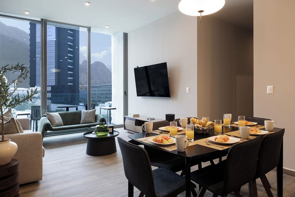 Apartment, Multiple Beds, Balcony, Mountain View | In-room dining