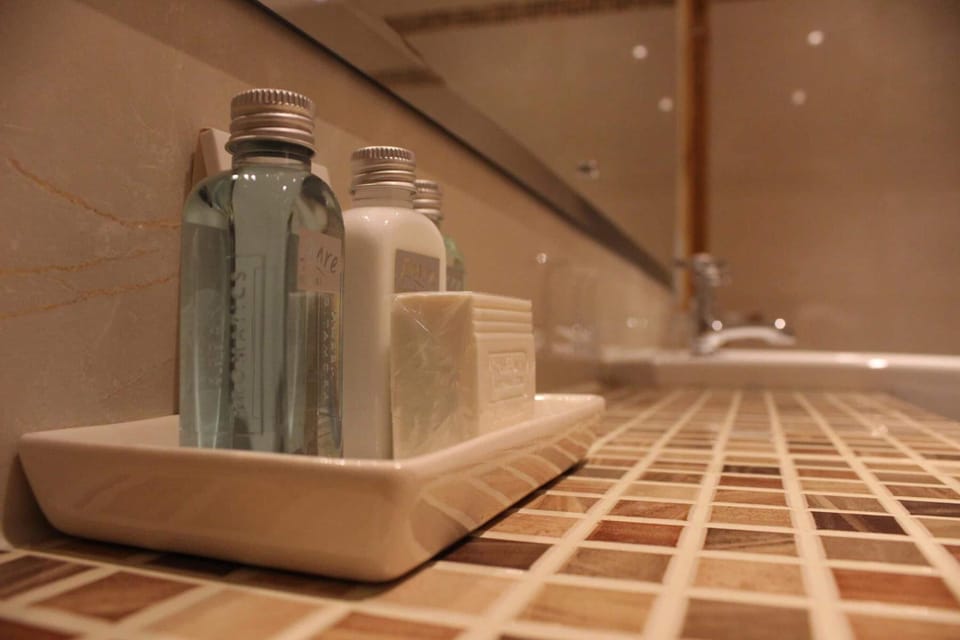 Executive King Room | Bathroom | Combined shower/tub, free toiletries, hair dryer, towels