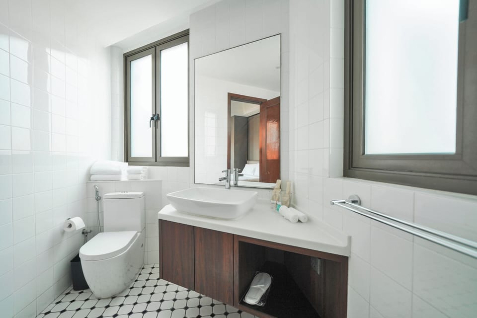 Executive Double Room | Bathroom | Free toiletries, hair dryer, slippers, bidet