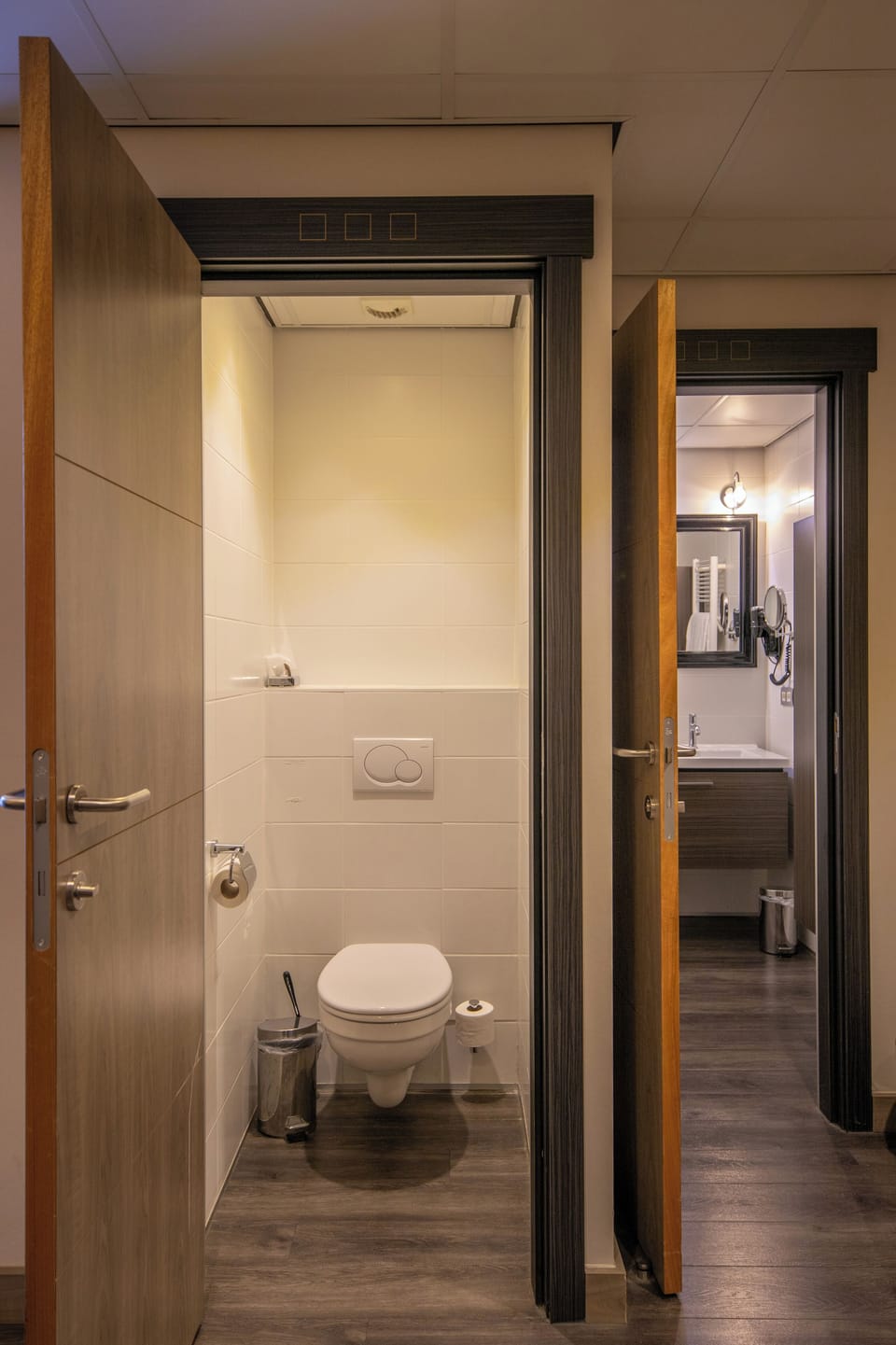 Comfort with Bath | Desk, laptop workspace, soundproofing, free WiFi