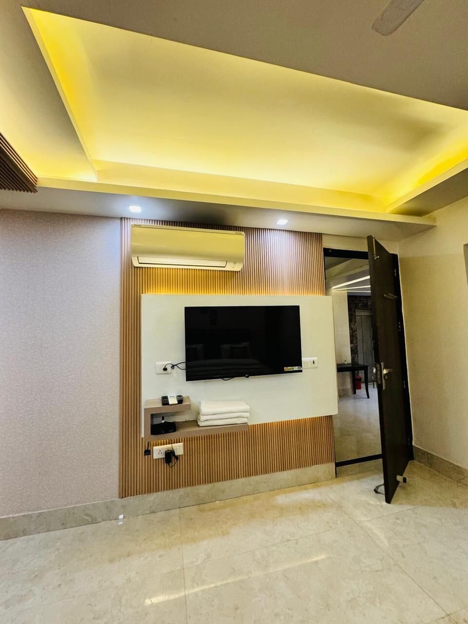 Desk, laptop workspace, soundproofing, free WiFi