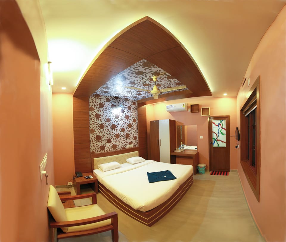 Standard Room, 1 King Bed | Premium bedding, blackout drapes, soundproofing, iron/ironing board