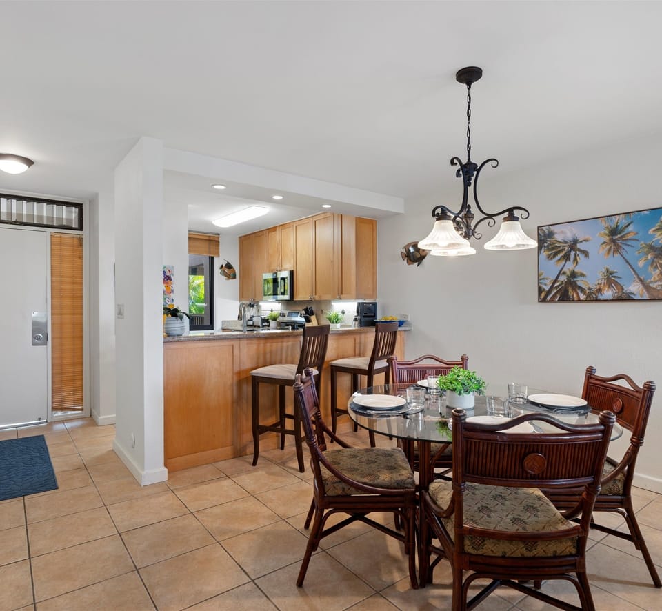 Condo, 2 Bedrooms | Dining