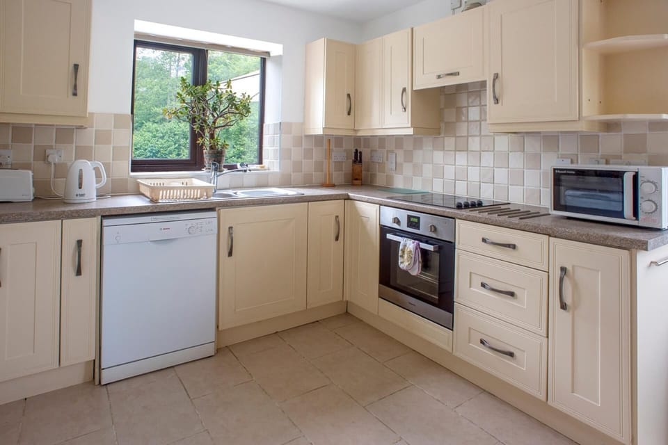 House | Private kitchen | Fridge, microwave, oven, stovetop