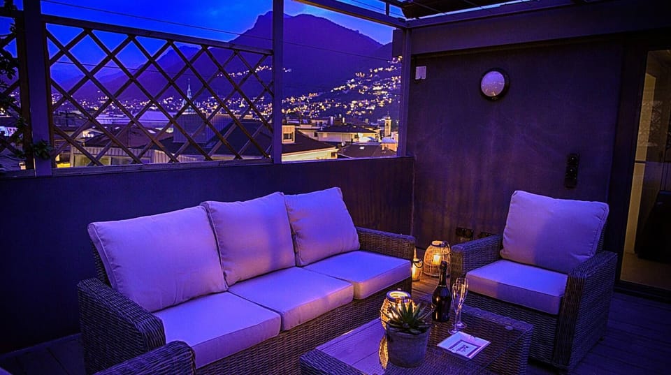 Apartment, 2 Bedrooms, Accessible, Patio | Living room | Books