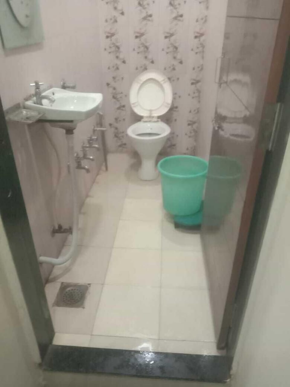 Economy Room | Bathroom | Hair dryer, towels, soap, shampoo