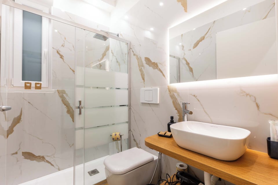 Deluxe Room, Patio, Garden View | Bathroom | Shower, free toiletries, hair dryer, slippers