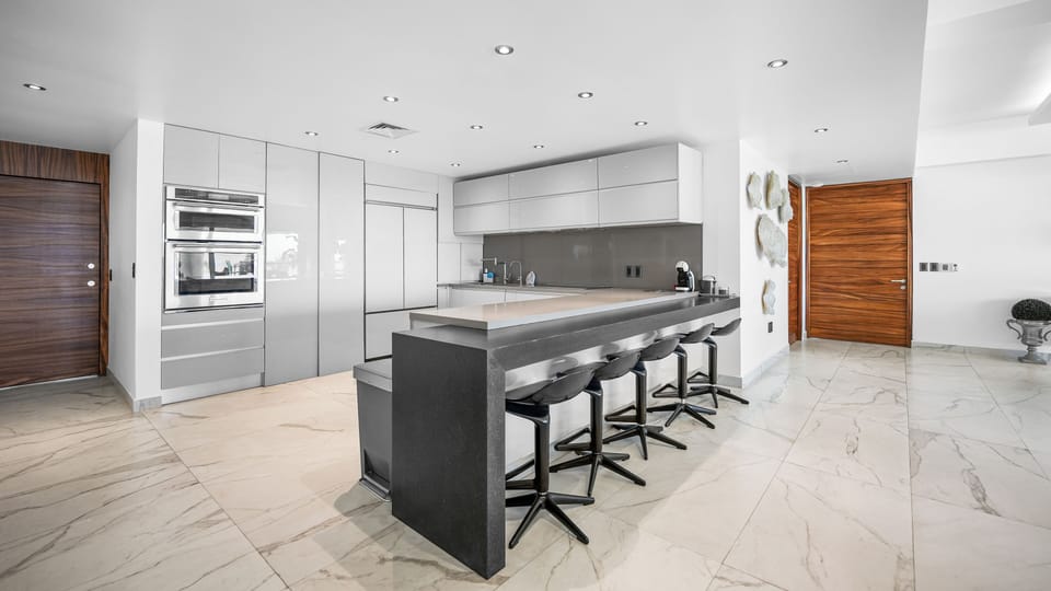 Deluxe Condo, Balcony, Beach View | Private kitchen