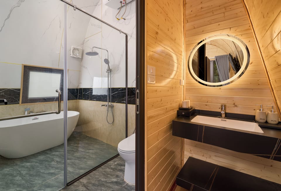 Design Room, Lake View | Bathroom | Hair dryer, bathrobes, slippers, towels