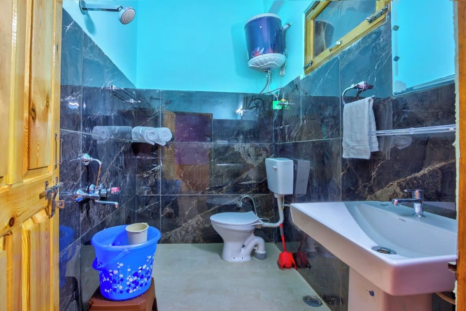 Comfort Single Room | Bathroom | Shower, free toiletries, slippers, towels